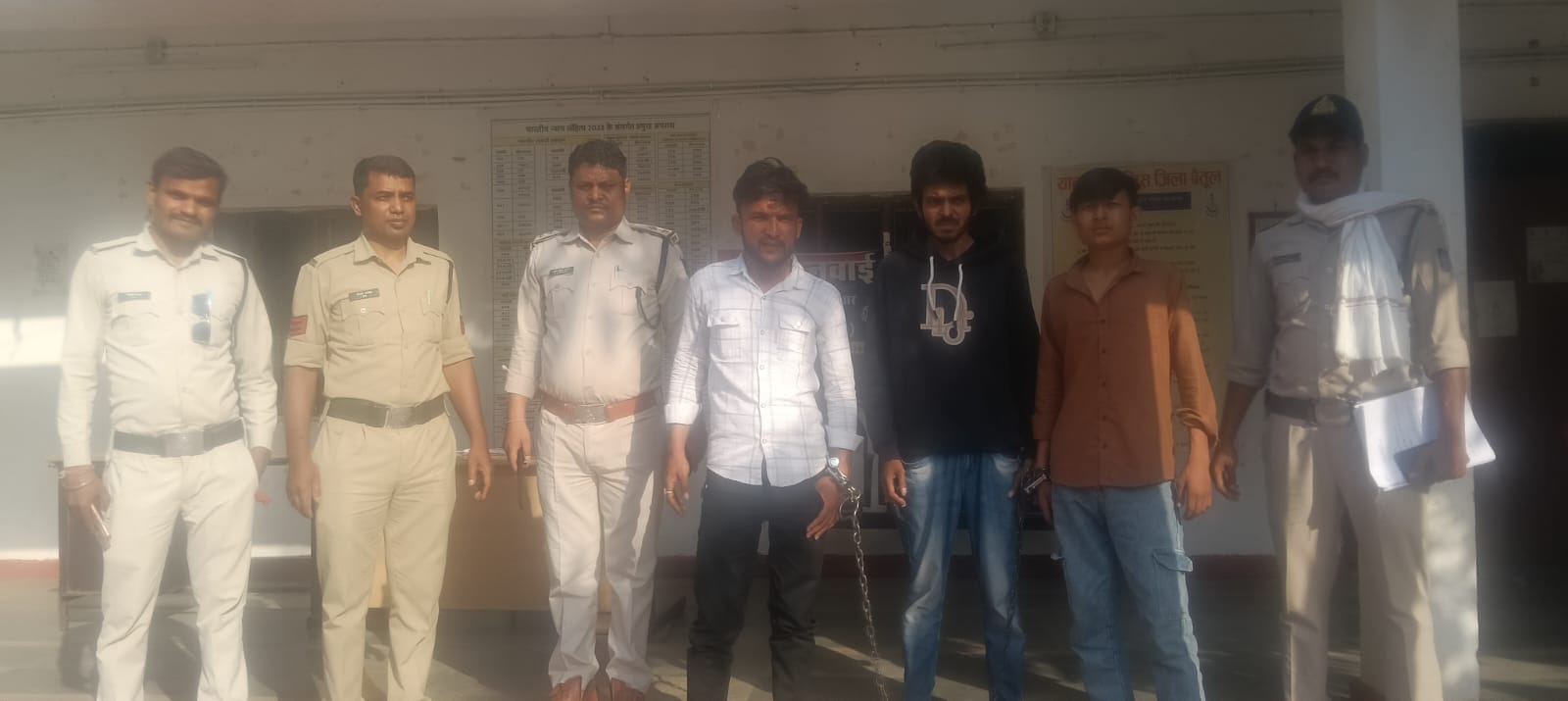 12 घंटे में चाकूबाजी के आरोपियों को दबोचा: गंज पुलिस की त्वरित कार्रवाई से गंभीर वारदात का खुलासा posted by Mohammad Afsar  from Multai