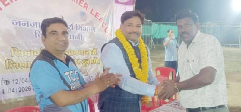 माटसाहब ने थामी बैट-बॉल, दौड़े रन, लगाए चौके posted by Lokesh Davde