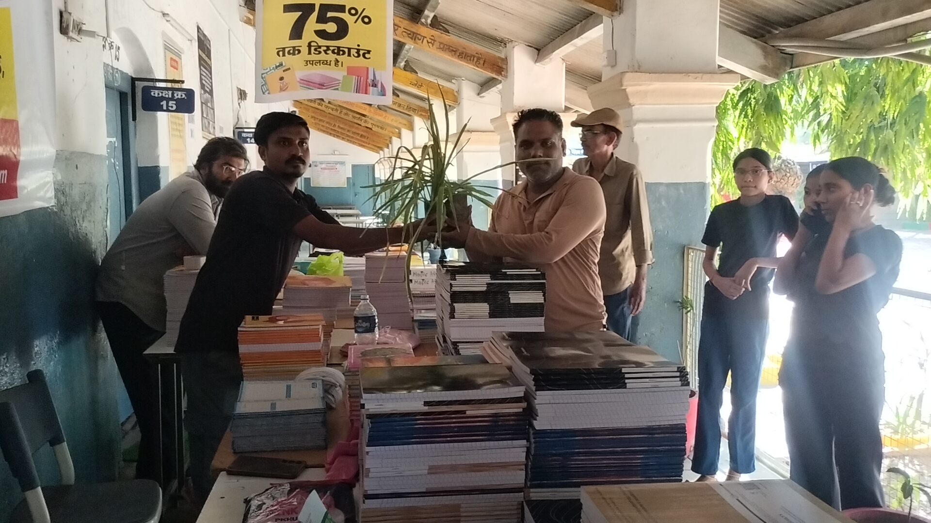 पुस्तक मेले में आधा दर्जन निजी प्रकाशक नही हुए शामिल मेले से शिक्षा विभाग किसी भी तरह की पुस्तकें नही करा पाया उपलब्ध । posted by Lokesh Davde