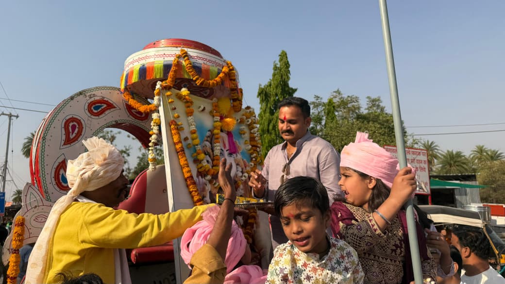 संत शिरोमणि सेन जी महाराज की जयंती पर शहर में समाज बंधुओ ने शामिल रहकर चल समारोह निकाला