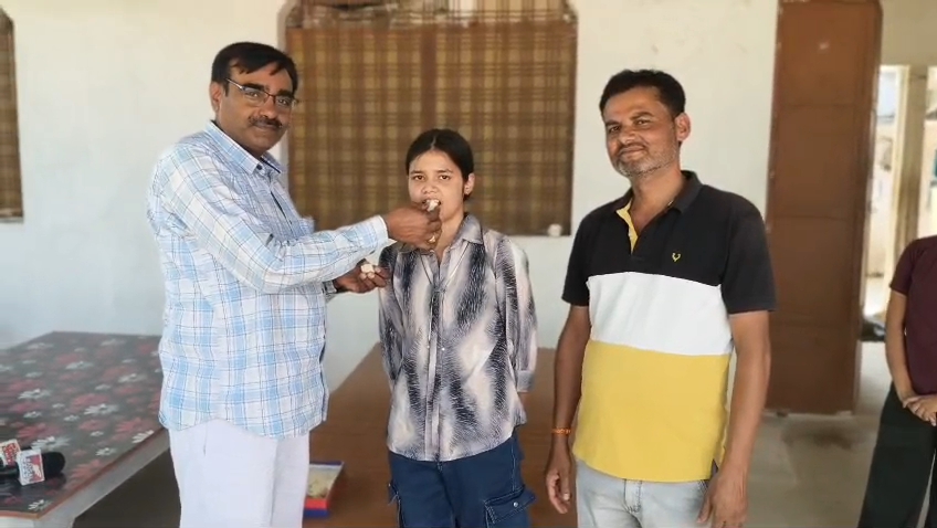 साइकिल पर सवार आर्या की परीक्षा में सफलता की कहानी posted by Arvind Tiwari from Teonthar