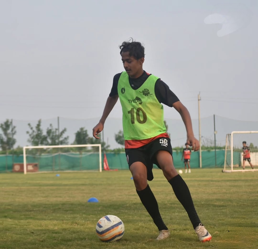  बुरहानपुर के फुटबॉल खिलाड़ी पुष्कर शैलेश सिंह का असम प्रीमियर लीग में चयन।