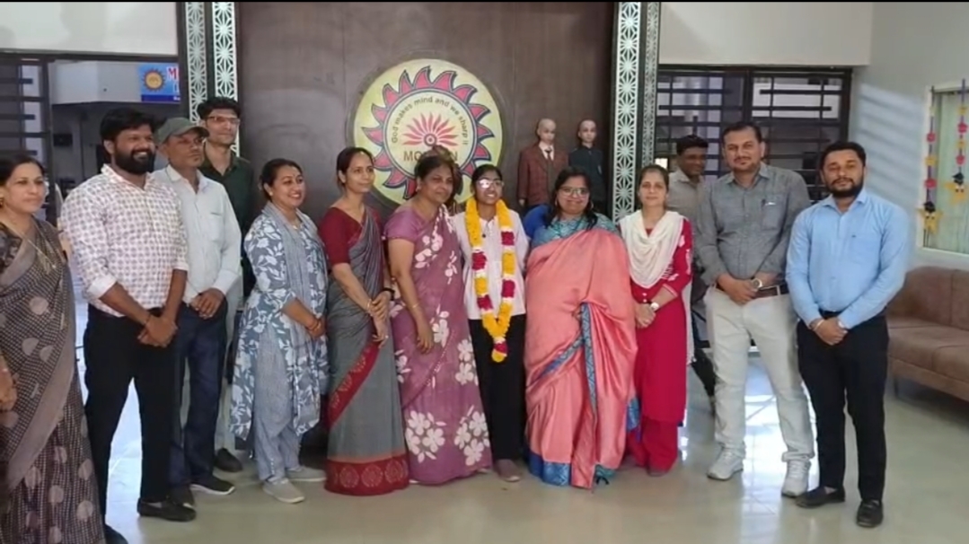 बड़वानी की महक गोले बनीं जिले की टॉपर।98.8%अंकों के साथ की प्रदेश में छठवीं रैंक हाशिल, पिता करते है कच्ची मिट्टी के घड़े बनाने का व्यवसाय। posted by Lokesh Davde