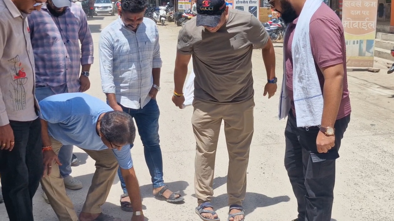 सीवरेज के घटिया काम से रहवासी-दुकानदार परेशान... पाउडर गली बना तुलसीदास मार्ग....- दुकानदारों ने पार्षद प्रतिनिधि के समक्ष जताया आक्रोश,  posted by Lokesh Davde