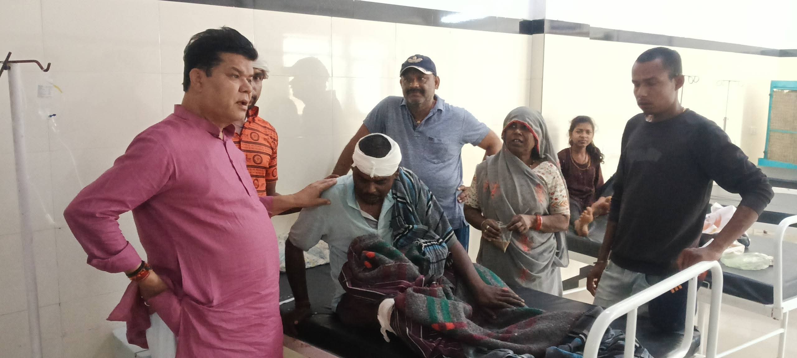 ट्रक ने नपा पालिका के टैंकर को मारी टक्कर,दो कर्मचारी हुए घायल  posted by Ravi Soni from Garhakota