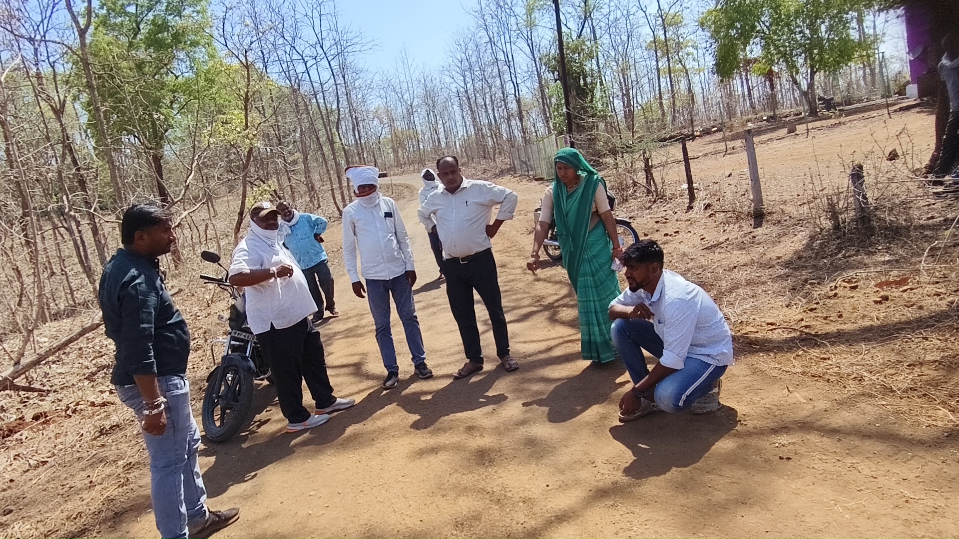 नेपानगर के वार्ड क्रमांक 2 में ठेकेदार द्वारा डामरीकरण रोड का घटिया निर्माण होने पर वार्ड वासी एवं पार्षद द्वारा काम रोकने को कहा posted by Pradeep Singh from Nepa Nagar