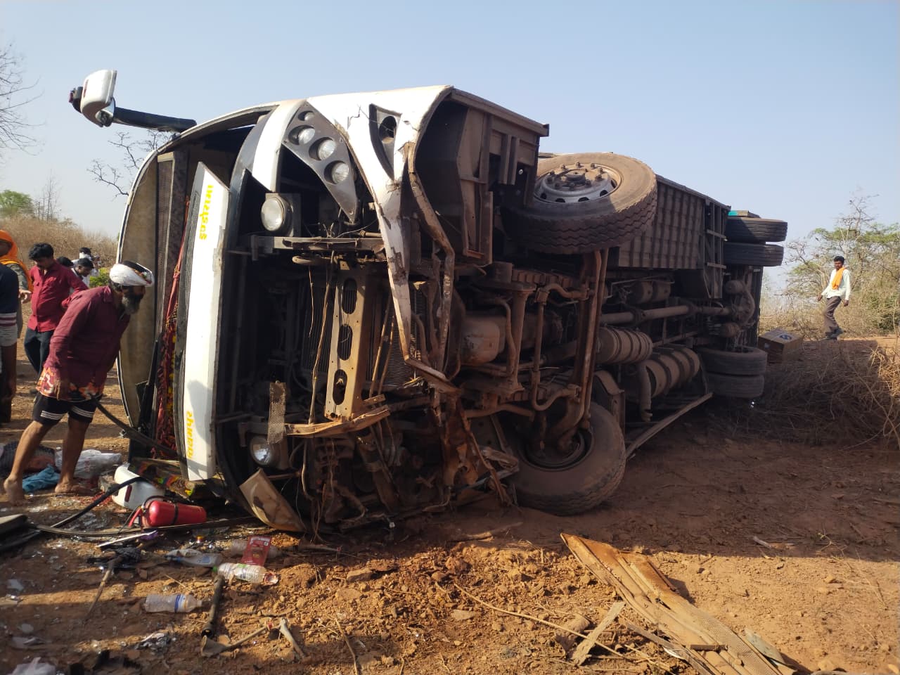 मवेशियों को बचाने में पलटी यात्री बस: छह घायल, इंदौर से कटनी जाते समय बमनी गांव में हादसा posted by Akib Khan from Damoh