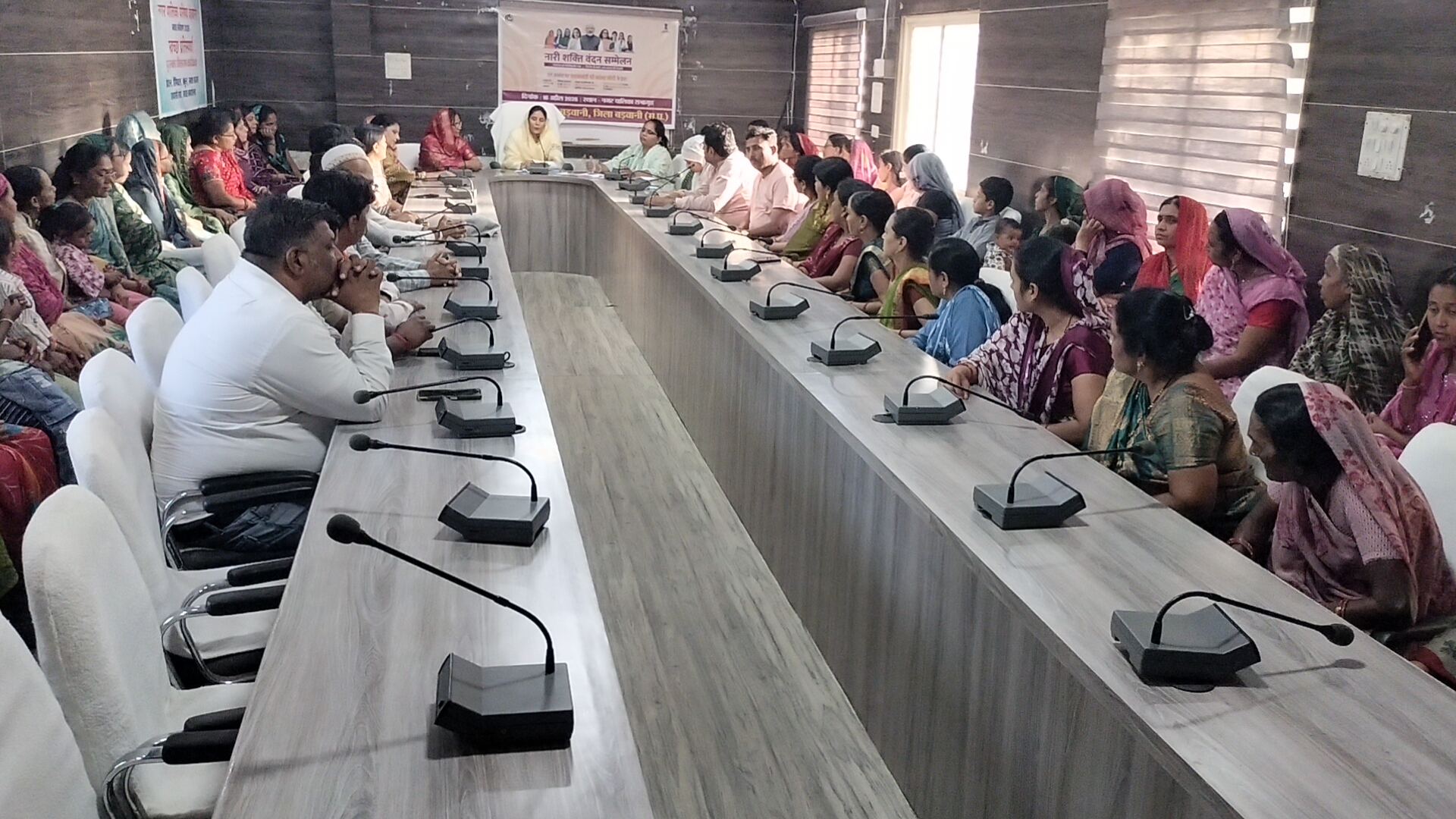 नारी शक्ति वंदन अधिनियम के समर्थन में प्रस्ताव पारित कर, समाज के विभिन्न क्षेत्र की महिलाओं का किया गया सम्मान, जल संरक्षण की दिलाई शपथ। posted by Lokesh Davde