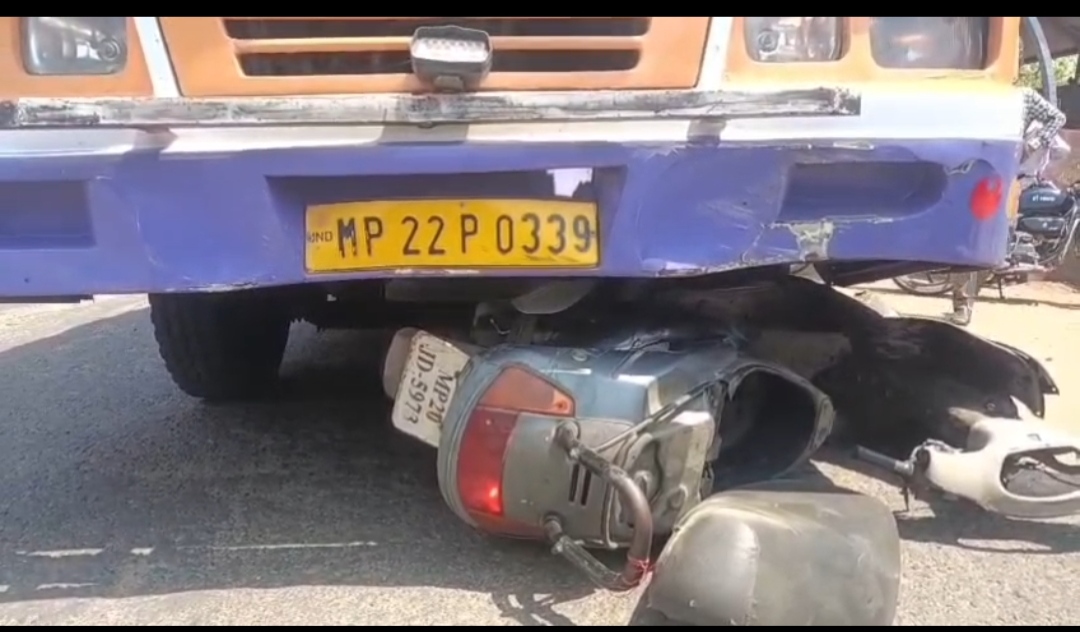 स्कूटी सवार मंडला रोड पर बस हादसा posted by Yogesh Chourasia  from Mandla