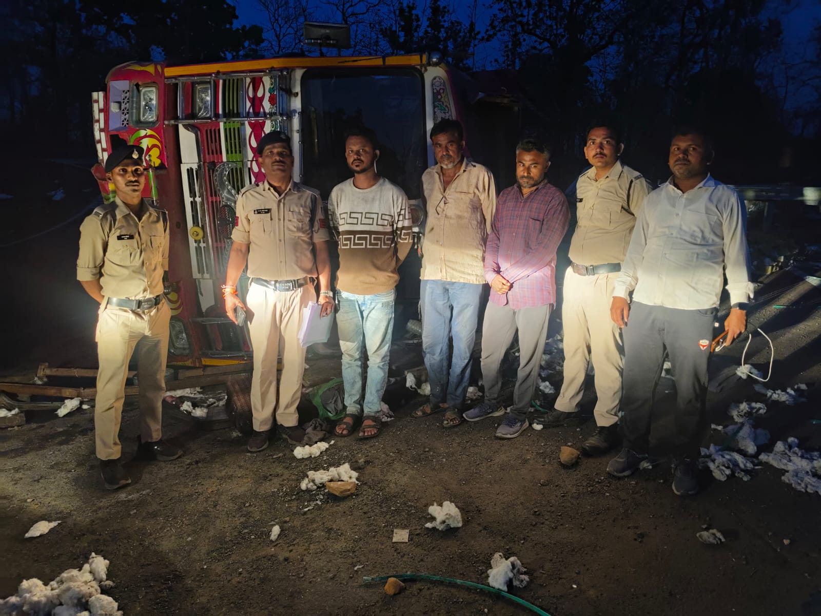  *चोरी के कपास बंडलों का बड़ा खुलासा – 3 ट्रक सहित 140 बंडल जप्त, 3 आरोपी गिरफ्तार*  posted by Mohammad Asif Langha from Amla