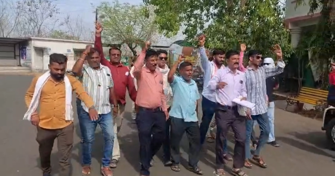 वेंडर मार्केट बनकर तैयार, खा रहा है धूल करोड़ों की लागत के बावजूद भी नही ले रहे जिम्मेदार अब तक कोई सुध।  posted by Lokesh Davde