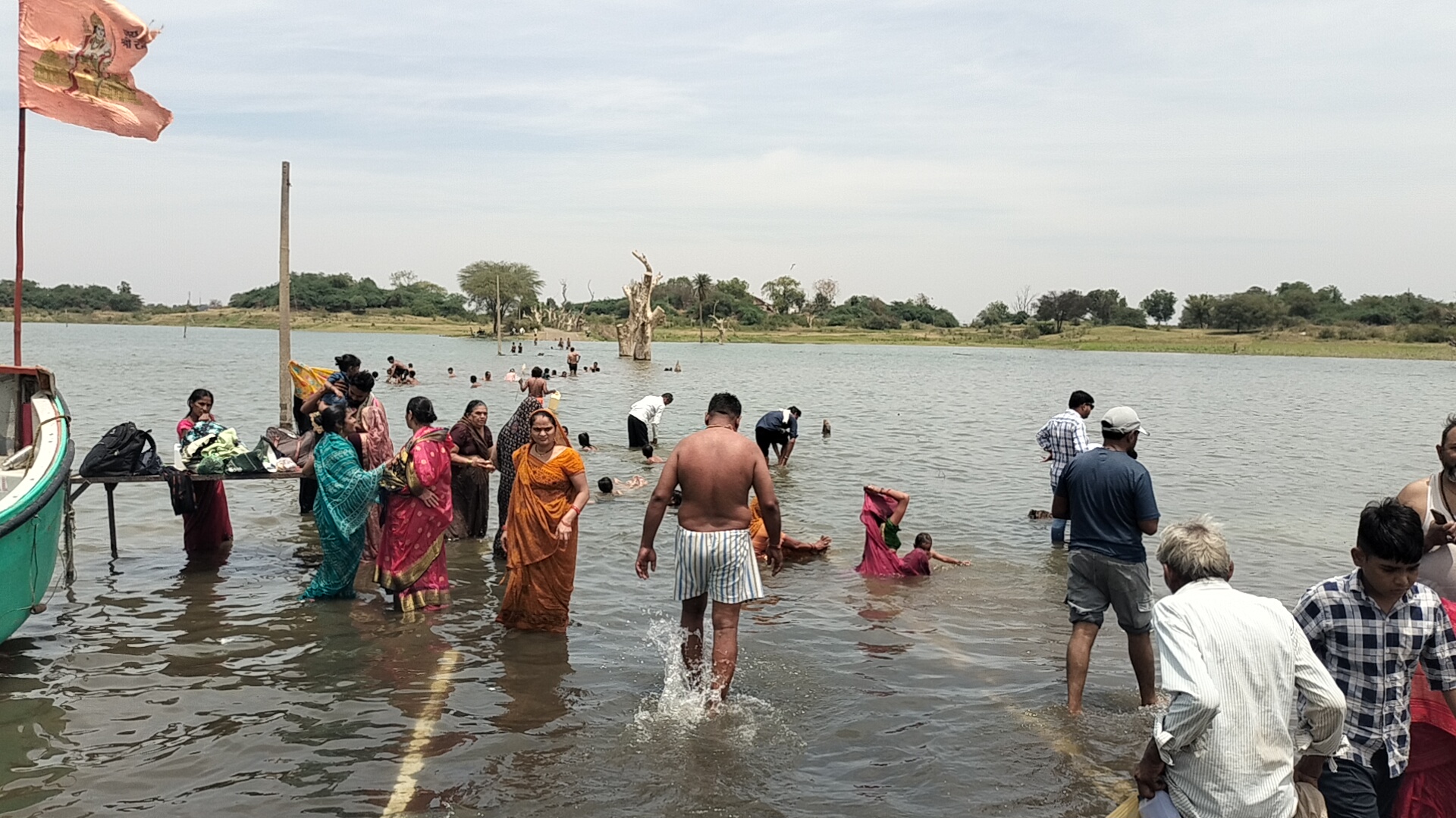 अमावस्या पर श्रद्धालुओं ने नर्मदा में लगाई आस्था की डुबकी ,रोहिणी तीर्थ मंदिर समिति ने कन्याओ को कराया प्रतिभोज  posted by Lokesh Davde
