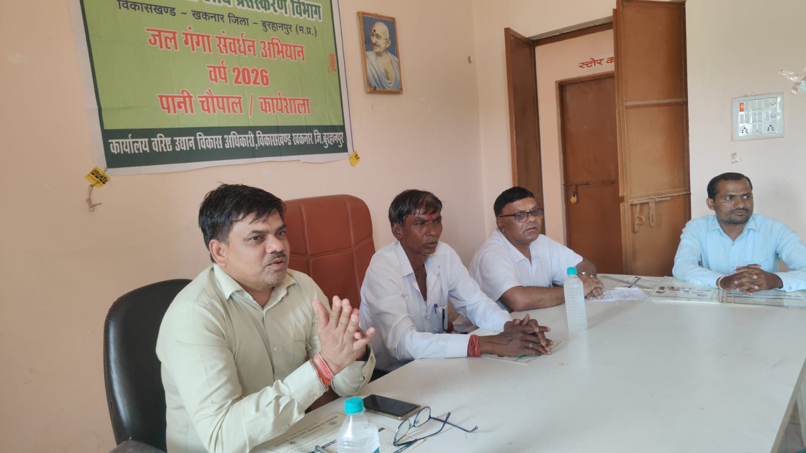 नेपानगर के ग्राम घाघरला में जल गंगा संवर्धन अभियान कार्यक्रम किया गया