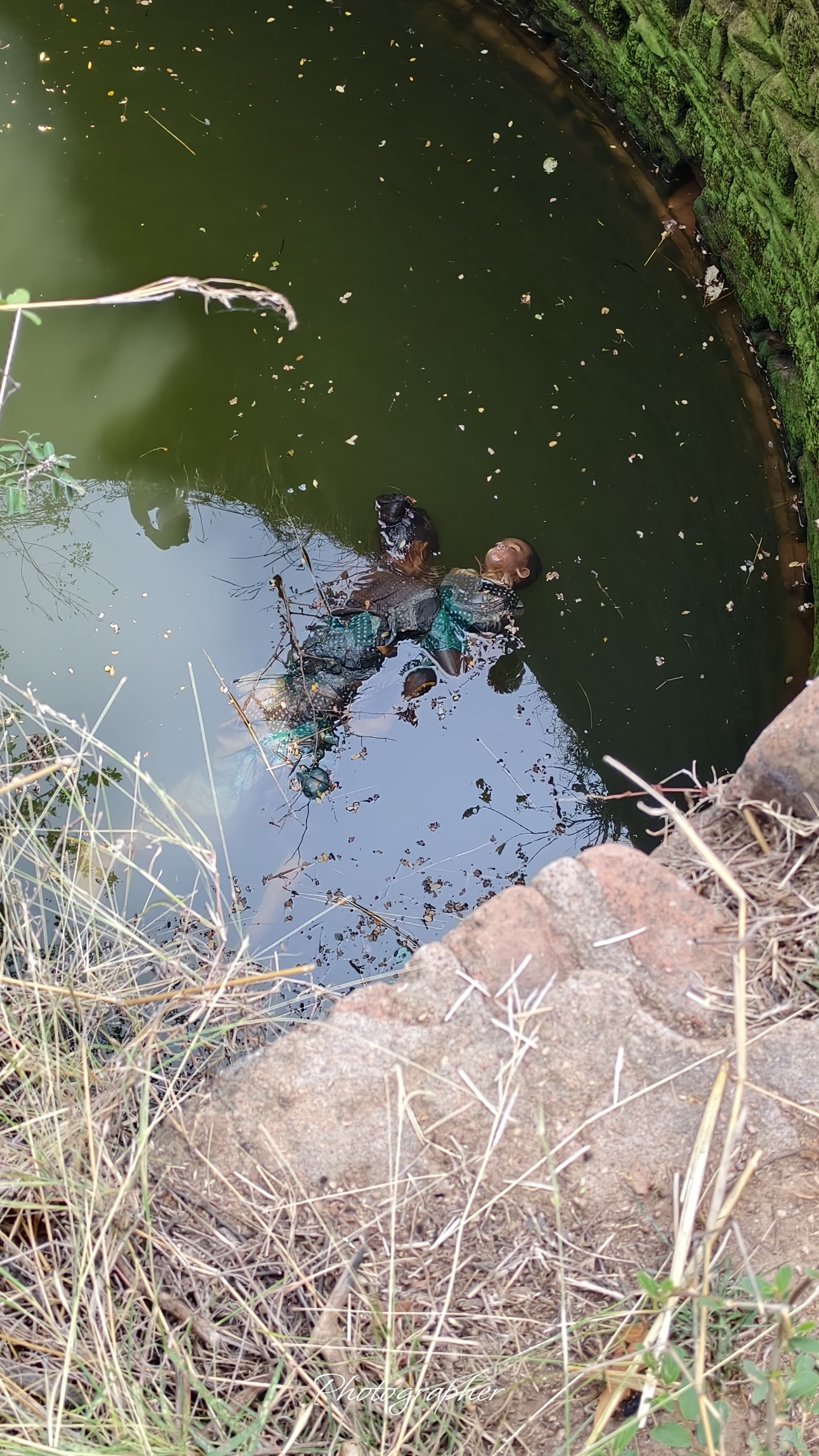 कुएं से महिला व मासूम का शव मिलने से सनसनी, पति पर हत्या का आरोप जांच के लिए एसडीओपी और एफएसएल टीम पहुंची