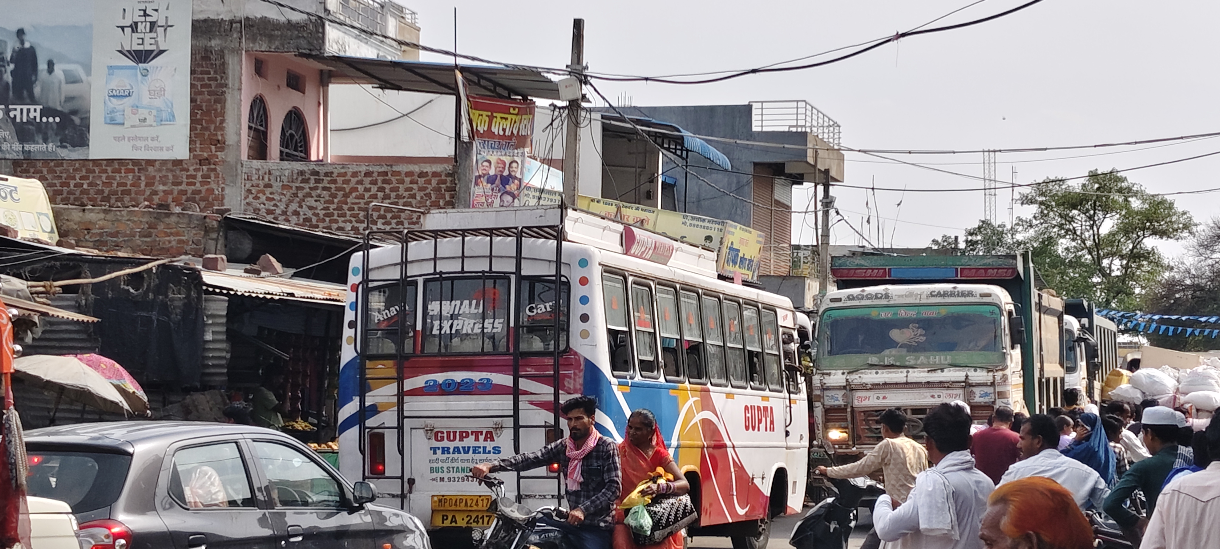 कोपरा मुरम डंपर से बाजार में जाम की समस्या posted by Baseem Uddin from Sehore