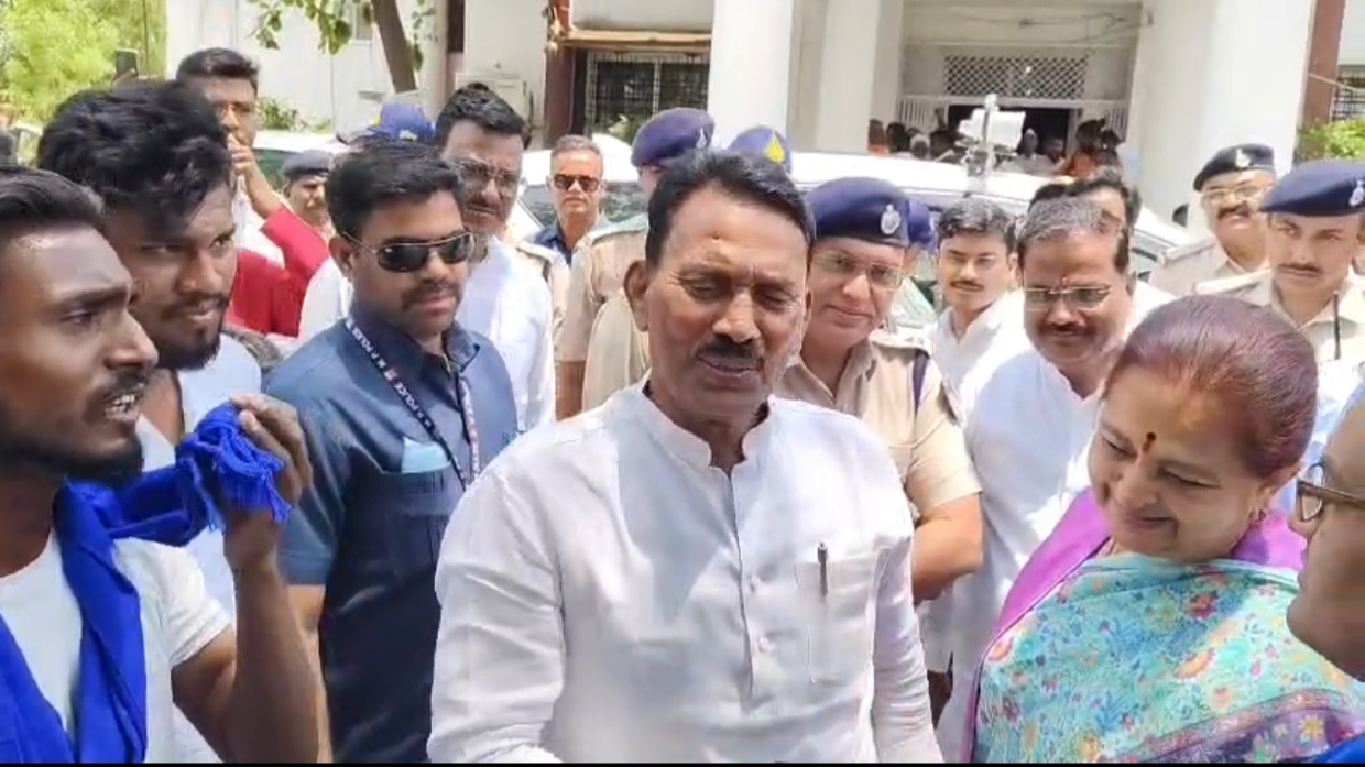 अंबेडकर अपमान पर उबाल: 41°C में सड़क पर बैठे मंत्री, गिरफ्तारी तक आंदोलन जारी! posted by Raju Rathore from Burhanpur