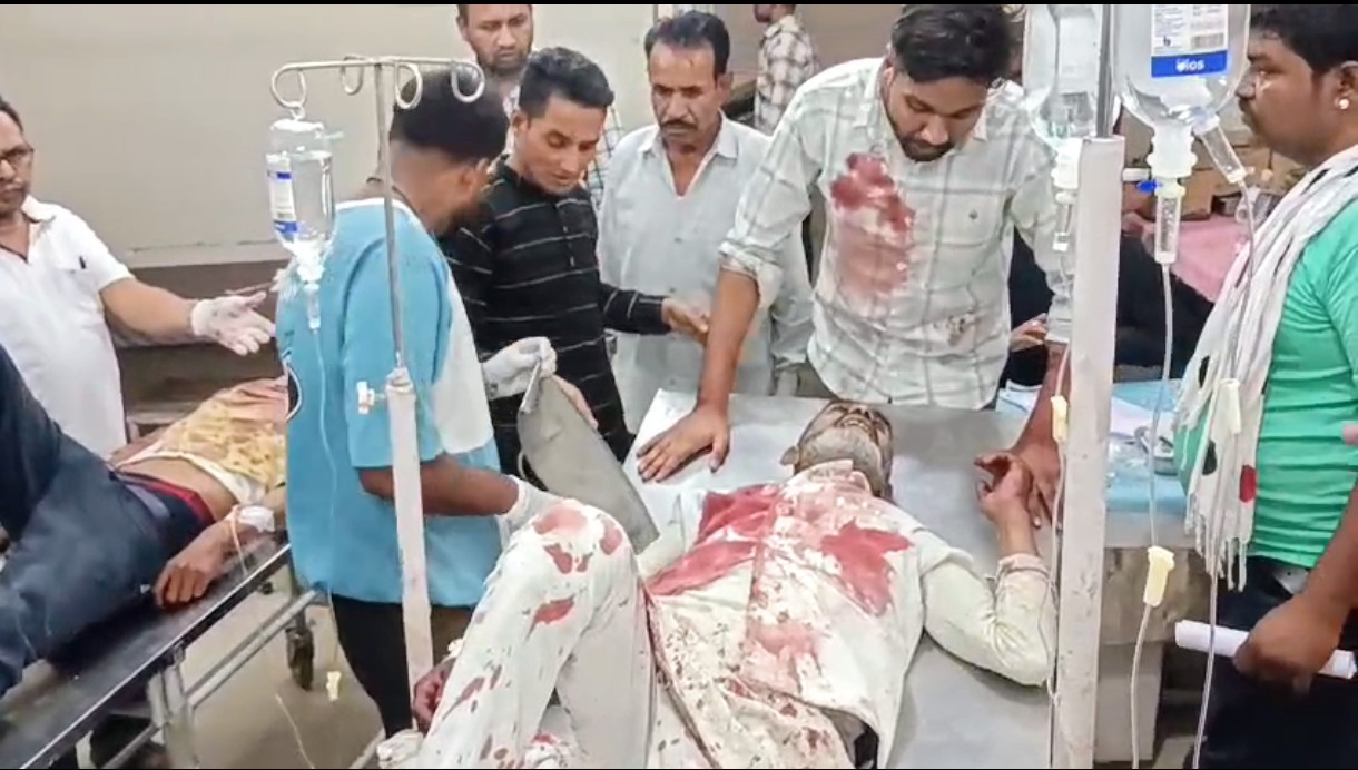 जमीनी विवाद में गोलीबारी पिता पुत्र गंभीर रूप से घायल,जबलपुर रेफर posted by Akib Khan from Damoh