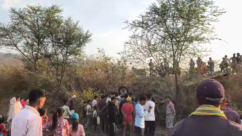 करंजिया डिंडोरी से पौनी क्रेशर गिट्टी लेने जा रहा ट्रैक्टर अनियंत्रित होकर पलटा