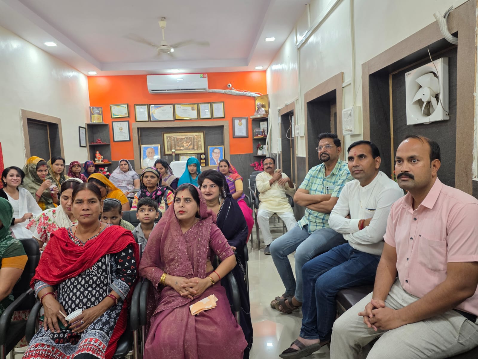 प्रधानमंत्री का कार्यक्रम को लाइव सुना महिलाओं ने, नगर परिषद कार्यालय में सुना गया प्रधानमंत्री को,विधायक बृजेंद्र सिंह यादव भी हुए शामिल posted by  Hemant Yadav from Mungaoli