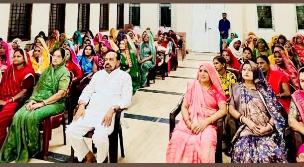 पीएम का राष्ट्र के नाम संदेश पूर्व मंत्री गोपाल भार्गव ने देखा नारी शक्ति के साथ लाइव  posted by Ravi Soni from Garhakota