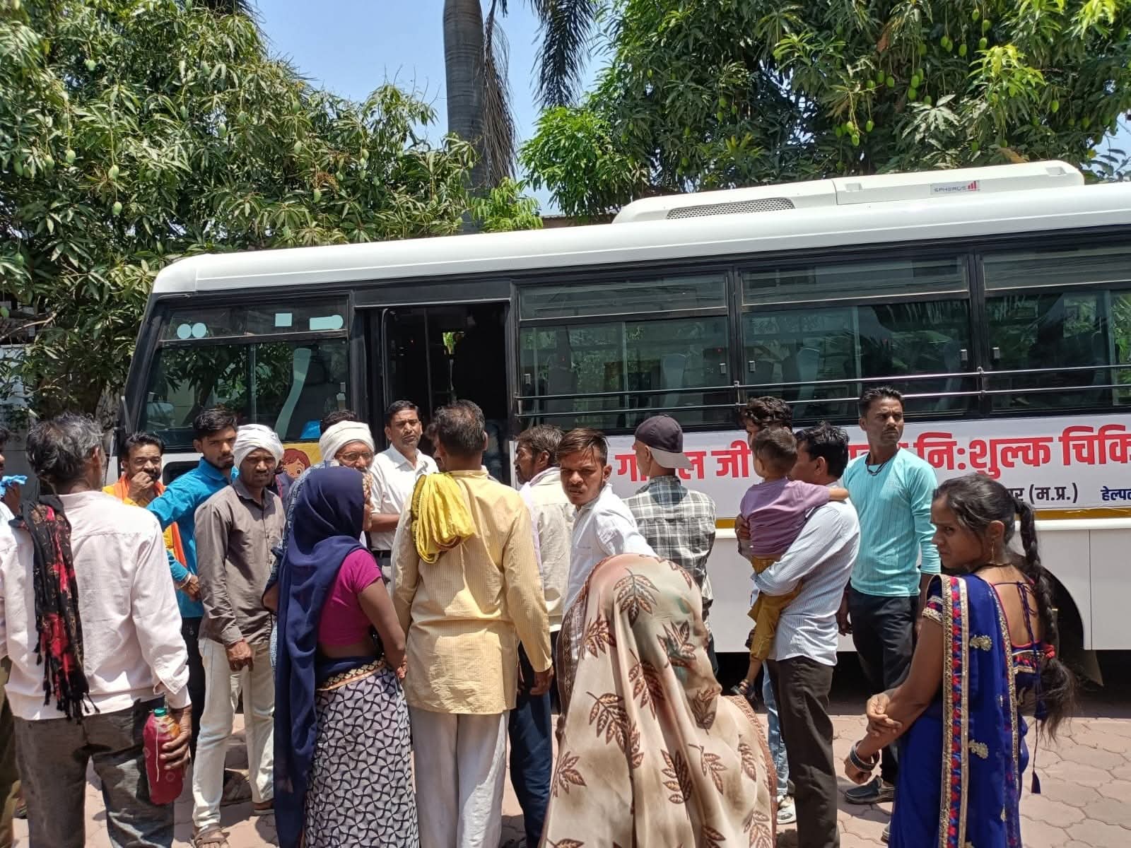 विधायक भार्गव ने 15 मरीजों को इलाज हेतु भोपाल भेजा  posted by Ravi Soni from Garhakota