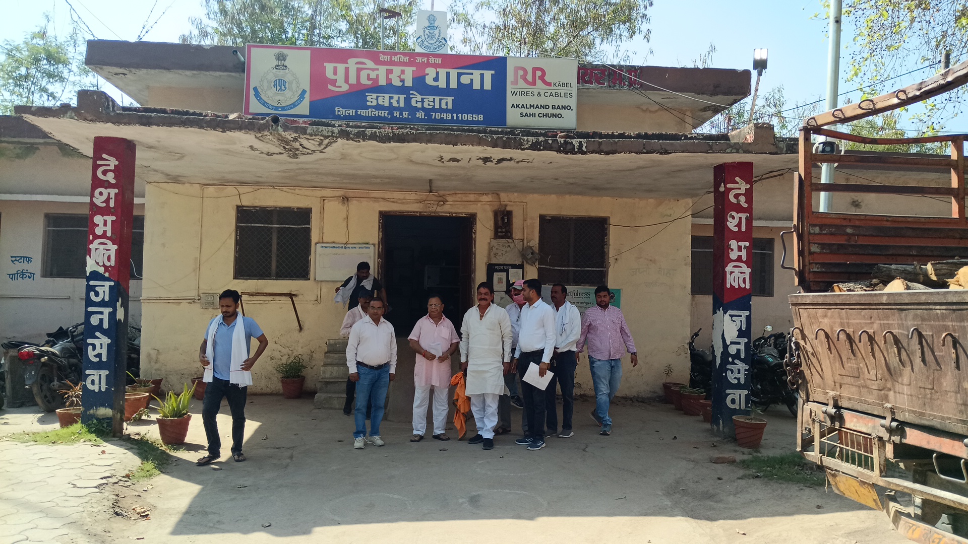 डबरा मंडी में ‘ट्रक एसोसिएशन’ के नाम पर गुंडागर्दी! व्यापारियों से अवैध वसूली, विरोध करने पर धमकी, व्यापारी संघ ने देहात थाना में दिया आवेदन posted by Hemant Upadhyay  from Bhitarwar