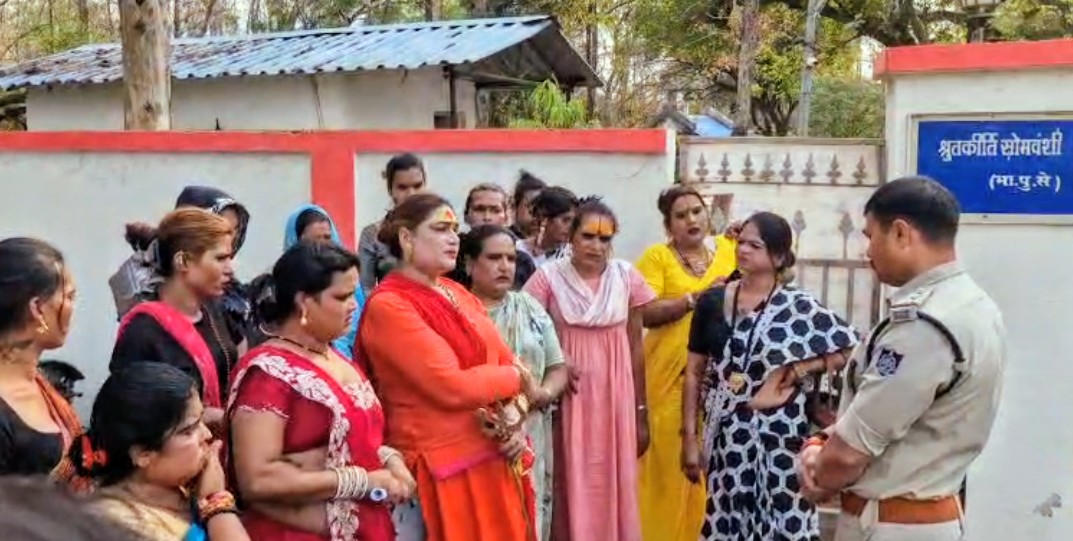 दमोह में किन्नर समाज का विवाद: जगतगुरु संजना ने शांति भंग करने वालों पर सख्त कार्रवाई की मांग की posted by Akib Khan from Damoh