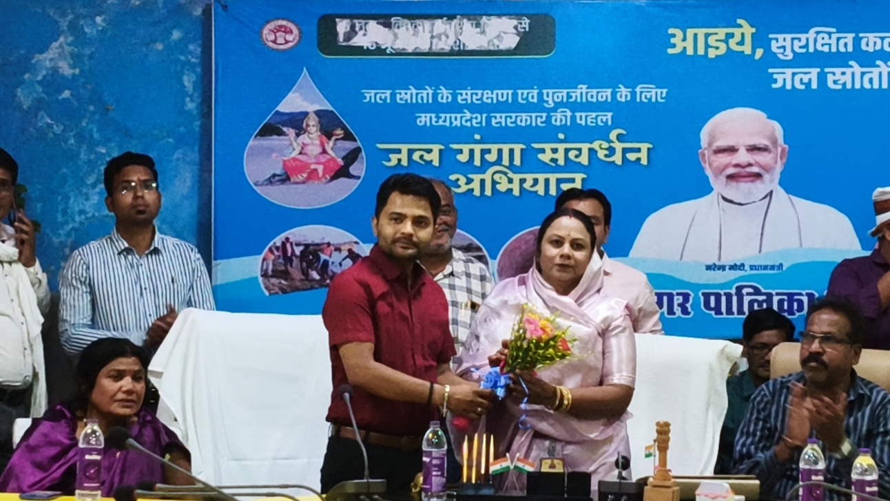 नीतू सिंह परमार बनी तीसरी बार नपा अध्यक्ष आज पद भार किया ग्रहण  posted by Mohammad Afsar  from Multai