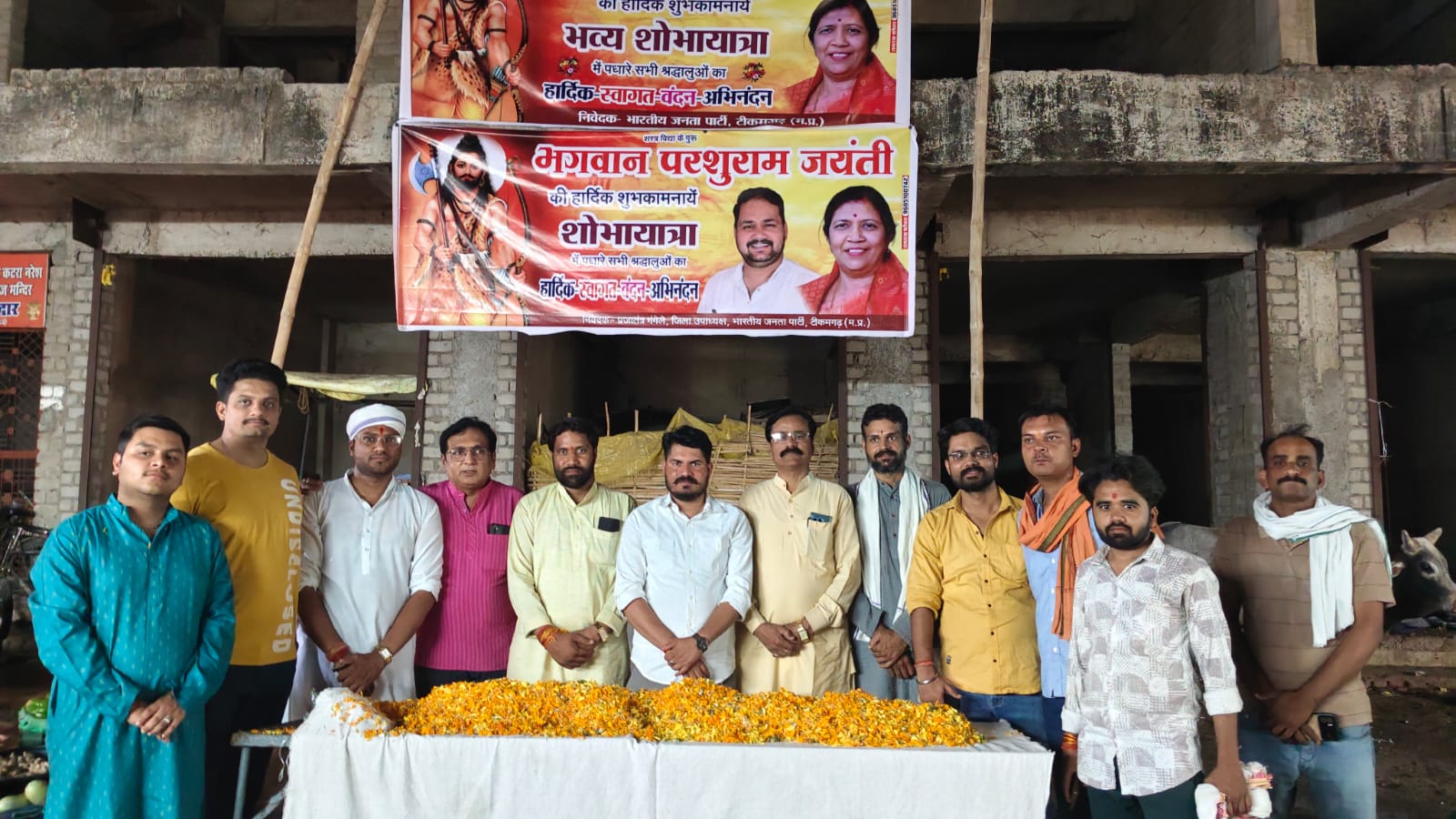 । सरोज राजपूत के निर्देशन में भाजपा कार्यकर्ताओं ने परशुराम जयंती में शोभा यात्रा पर पुष्प वर्षा की।* posted by Mahesh Kumar Saini from Lidhora Khas