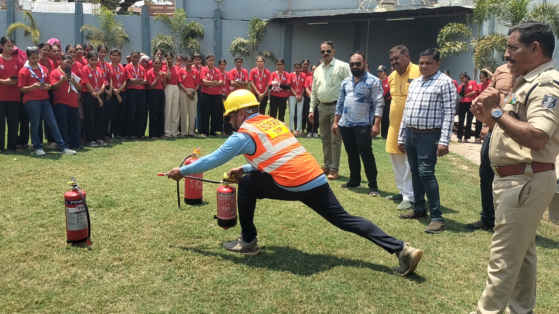 युवाओं को दिया झुलसाती धूप में आग बुझाने की औपचारिकता का प्रशिक्षण  -किट में नजर आए 4-5 युवा, शेष रुमाल-गमछे, दुपट्टे से सिर ढकते आए नजर। posted by Lokesh Davde