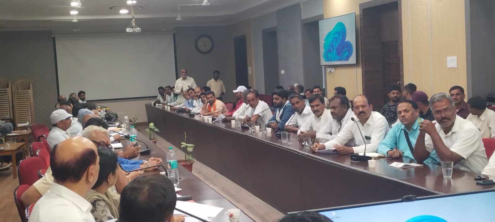 गेहूं खरीदी नहीं हुई शुरू,सस्ते में उपज बेचने मजबूर किसान  posted by Abhishek Jain from Bargi