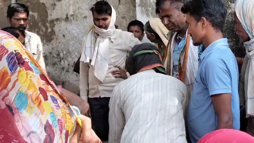 शहीद नारायण सोनकर के बेटे दीपक सोनकर ने घर में फांसी लगाकर अपनी जीवन लीला की समाप्त.. posted by Arvind Tiwari from Teonthar