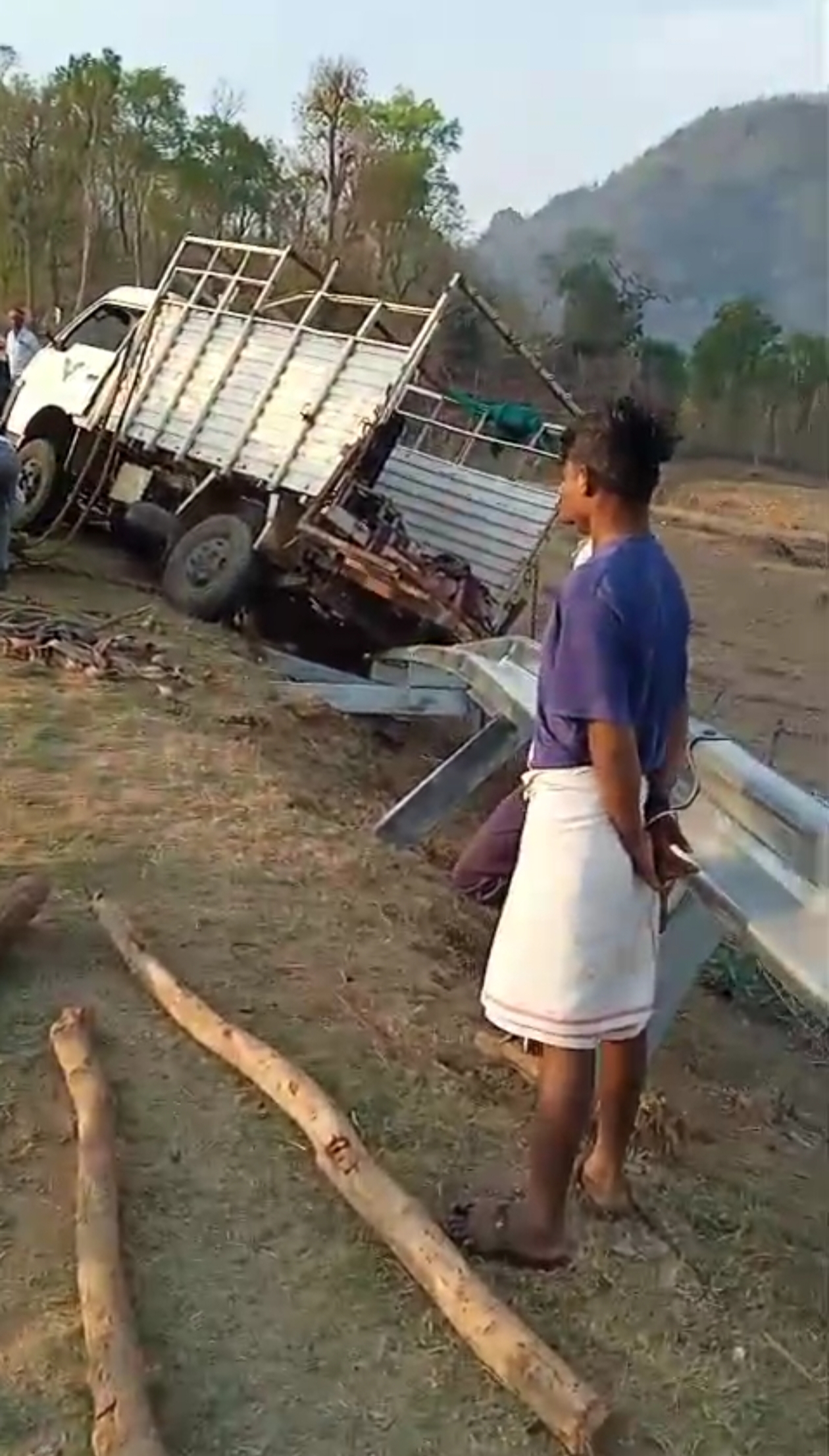 बोरी घाट में अनियंत्रित DJ वाहन 150 फीट लुढ़का, बाल-बाल बचे सवार posted by Mohammad Asif Langha from Amla