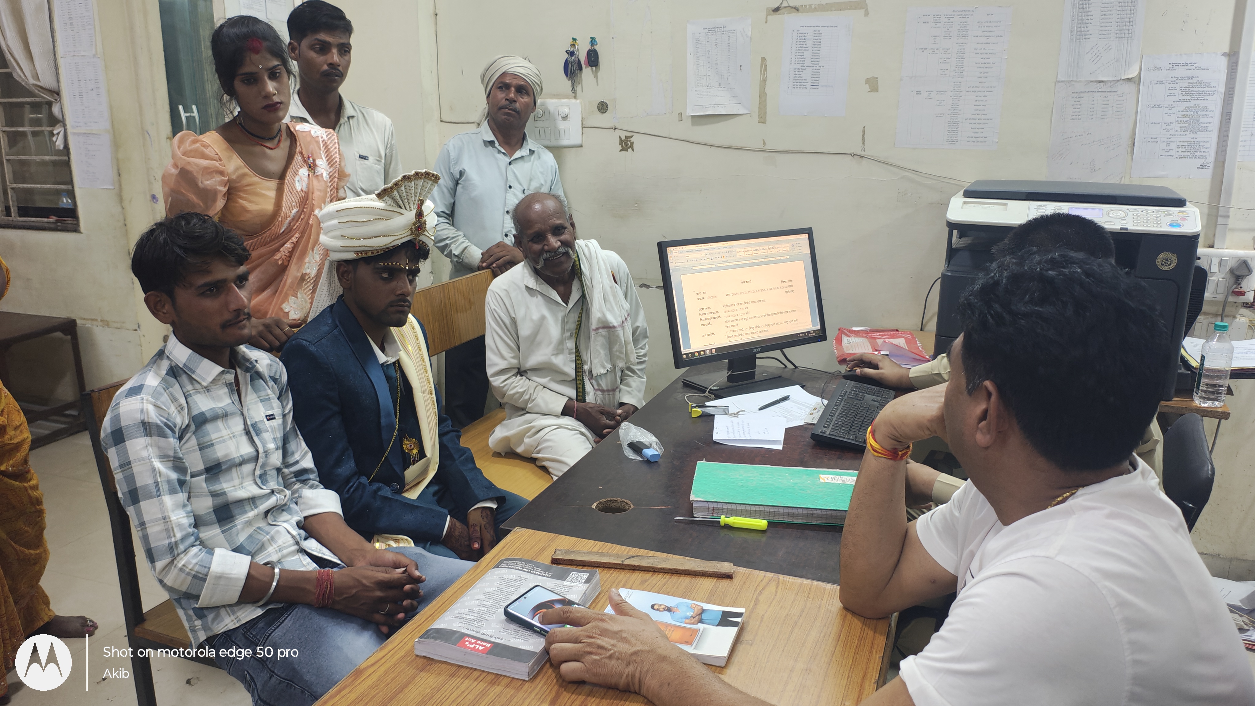 दलित दिव्यांग दूल्हे की बारात लोधी मुहल्ले में पहुची तो दबंगों ने करदी लाठी डंडों से पिटाई,मची अफरा तफरी,हटा थाना पहुची दूल्हे की बारात posted by Akib Khan from Damoh