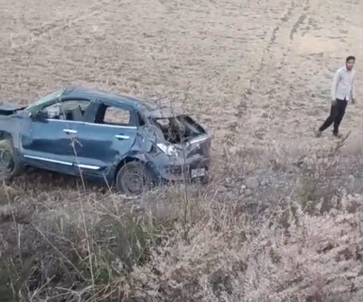  लांघा से शादी से लौट रही कार 50 फीट गहरी खाई में गिरी, 7 लोग गंभीर घायल