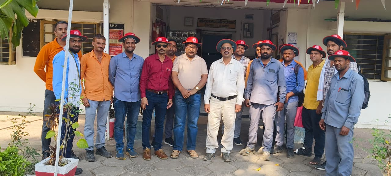 NRMU आमला शाखा का श्रमिक संपर्क अभियान, कर्मचारियों को वितरित की कैप और ‘आवाज’ पत्रिका