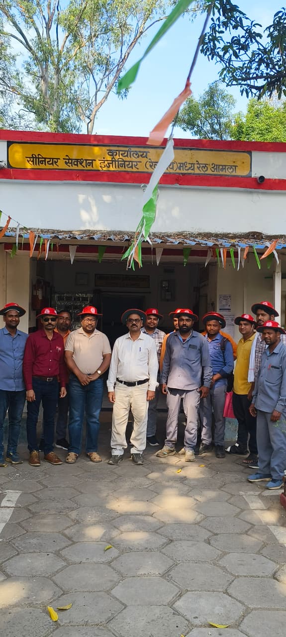 NRMU आमला शाखा का श्रमिक संपर्क अभियान, कर्मचारियों को वितरित की कैप और ‘आवाज’ पत्रिका