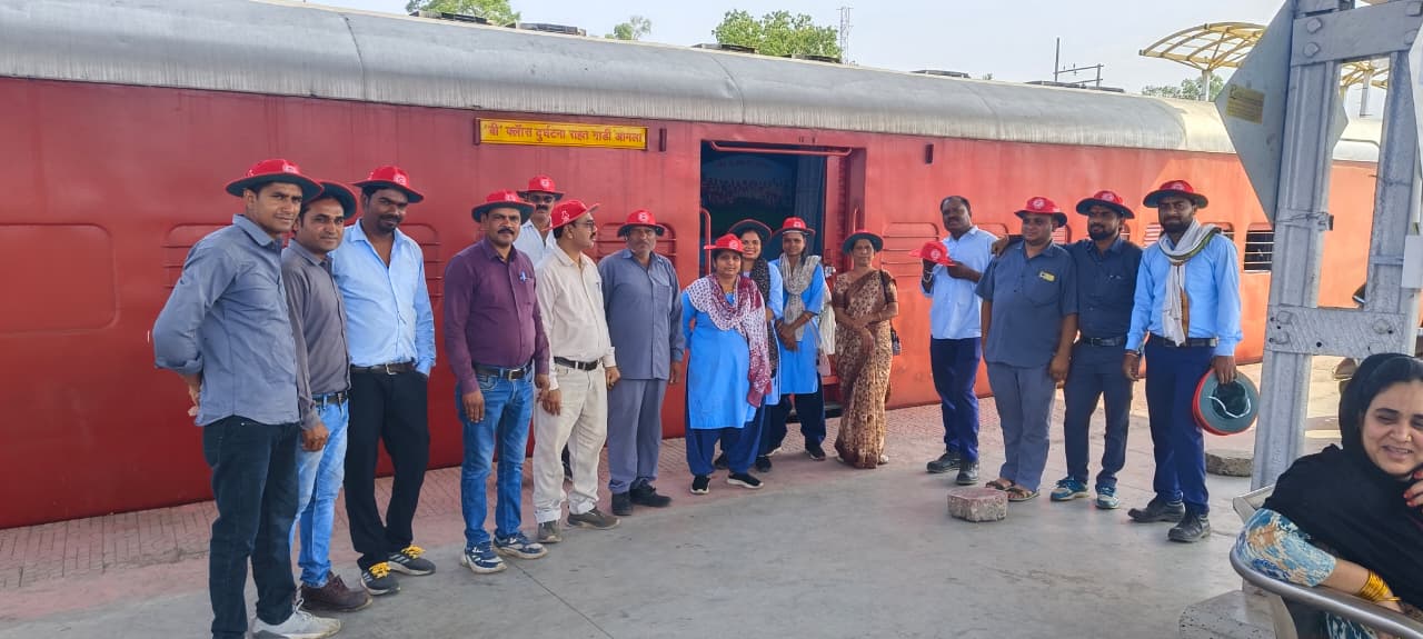 NRMU आमला शाखा का श्रमिक संपर्क अभियान, कर्मचारियों को वितरित की कैप और ‘आवाज’ पत्रिका