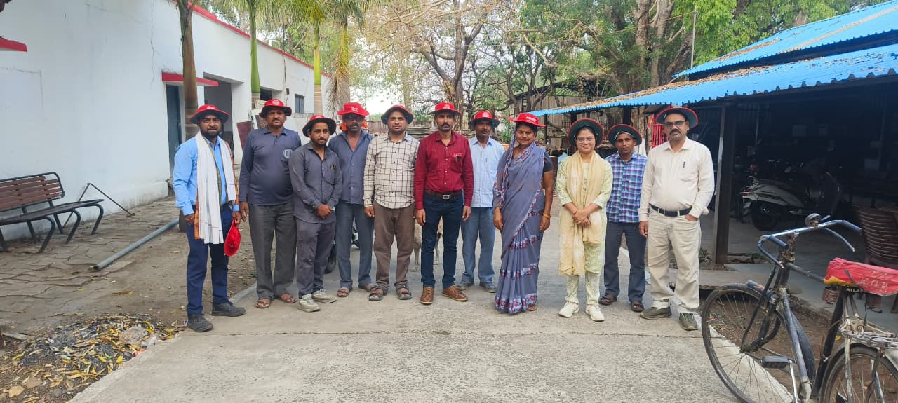 NRMU आमला शाखा का श्रमिक संपर्क अभियान, कर्मचारियों को वितरित की कैप और ‘आवाज’ पत्रिका