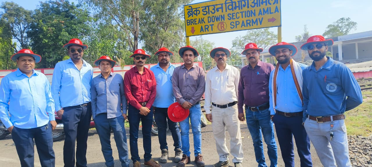 NRMU आमला शाखा का श्रमिक संपर्क अभियान, कर्मचारियों को वितरित की कैप और ‘आवाज’ पत्रिका