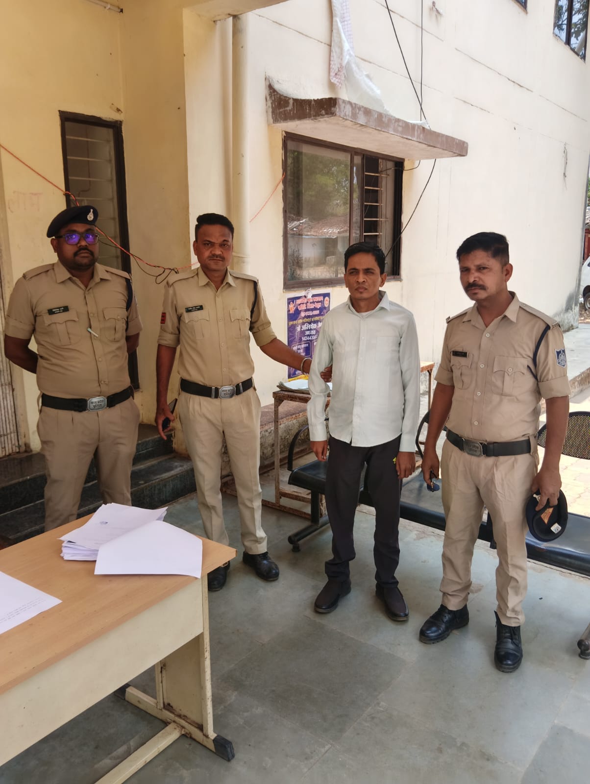 नौकरी दिलाने के नाम पर ठगी करने वाला 3 हजार का इनामी आरोपी गिरफ्तार, शादी समारोह में दबोचा posted by Mohammad Asif Langha from Amla