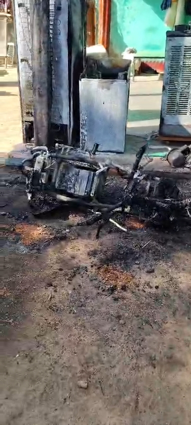 इलेक्ट्रिक स्कूटी में हुआ ब्लास्ट   posted by Kishor Kumar Soni  from Anuppur