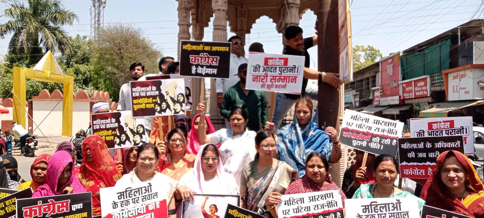 सर्व नारी शक्ति समाज ने जन आक्रोश पदयात्रा की, जलाया विपक्ष का पुतला। posted by Mahesh Kumar Saini from Lidhora Khas