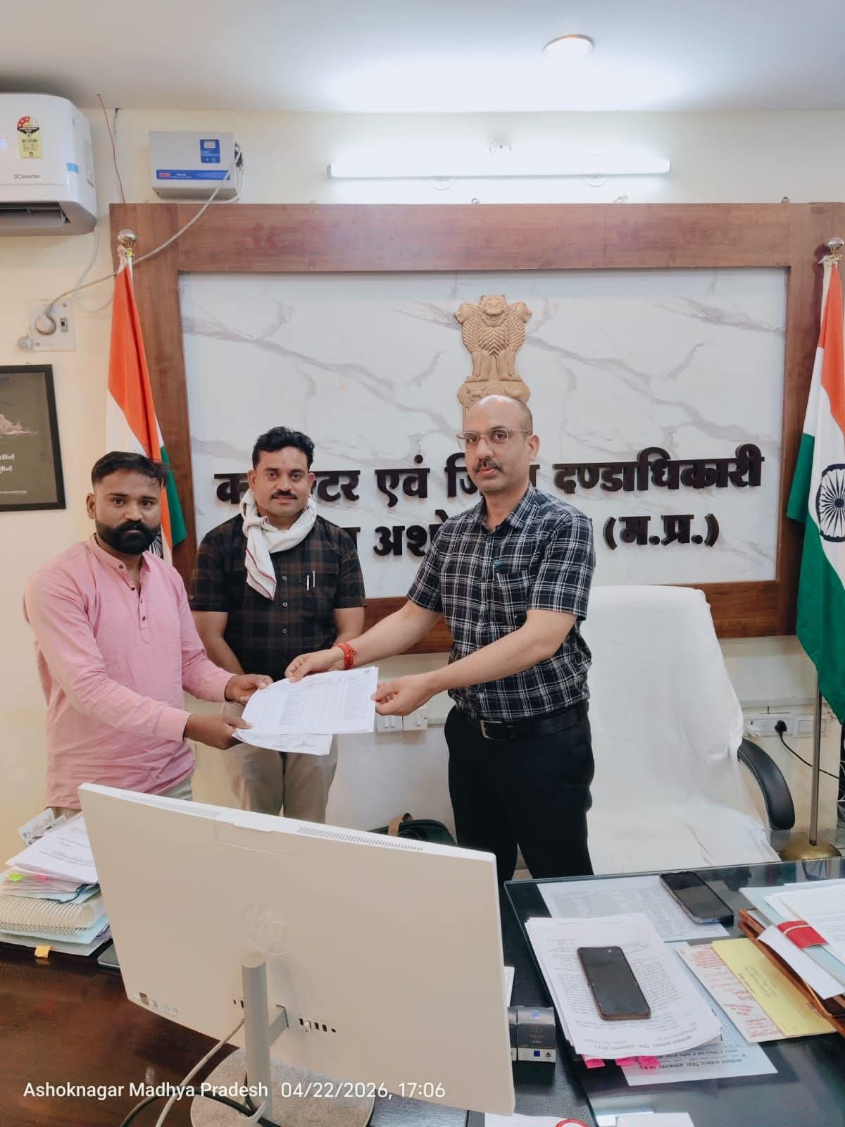कलेक्‍टर द्वारा आवेदक की समस्‍या का निराकरण कर सौंपी खसरा एवं आदेश की प्रति