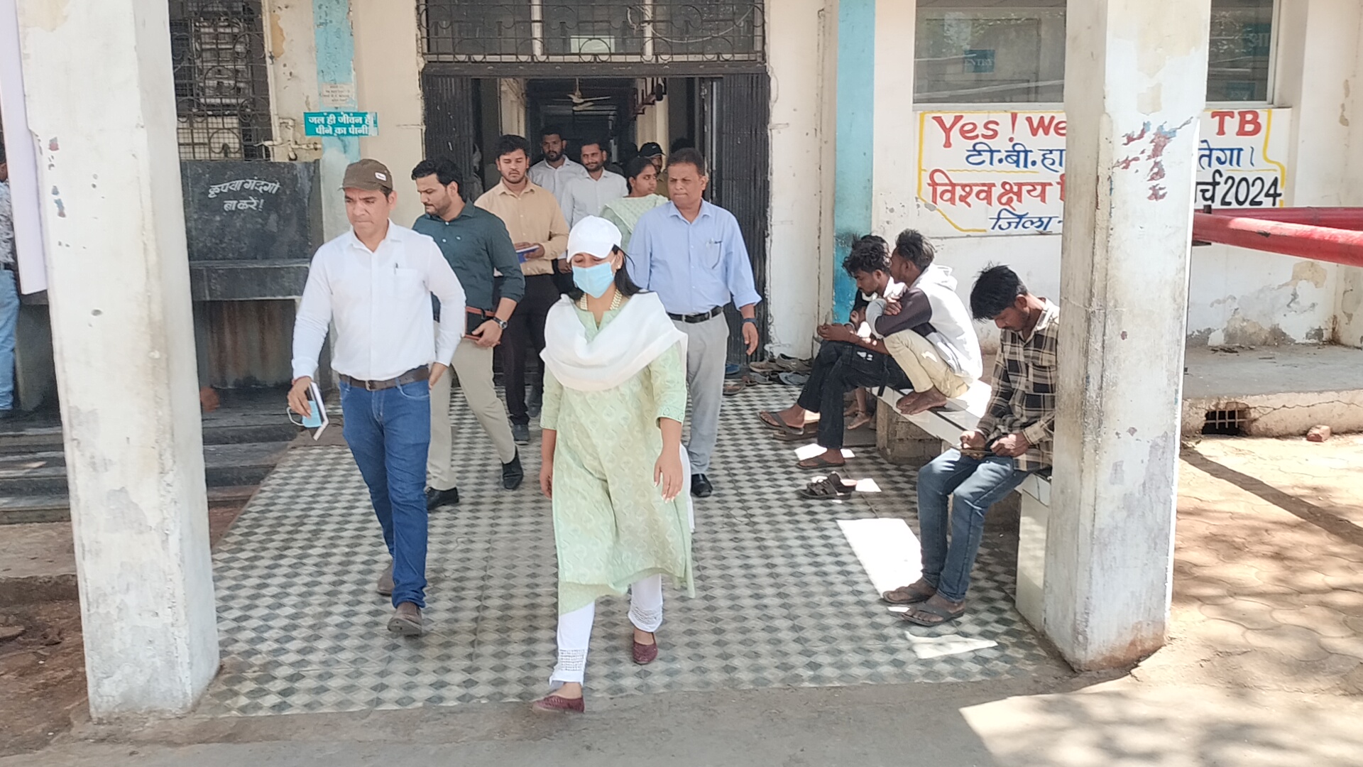 एनएचएम इंजीनियर को जारी किया नोटिस , कलेक्टर के निरीक्षण में जिला अस्पताल में आई कमियां नजर। सुधार के दिए निर्देश। posted by Lokesh Davde