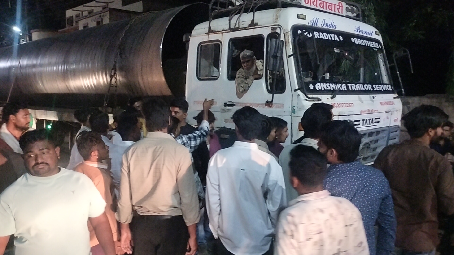 ट्राले के पिछले हिस्से ने मारी पिता पुत्र को टक्कर बाल बची पिता- पुत्र की जान,बालक  हुआ घायल , अस्पताल में उपचार जारी  , मामला पहुंचा थाने posted by Lokesh Davde