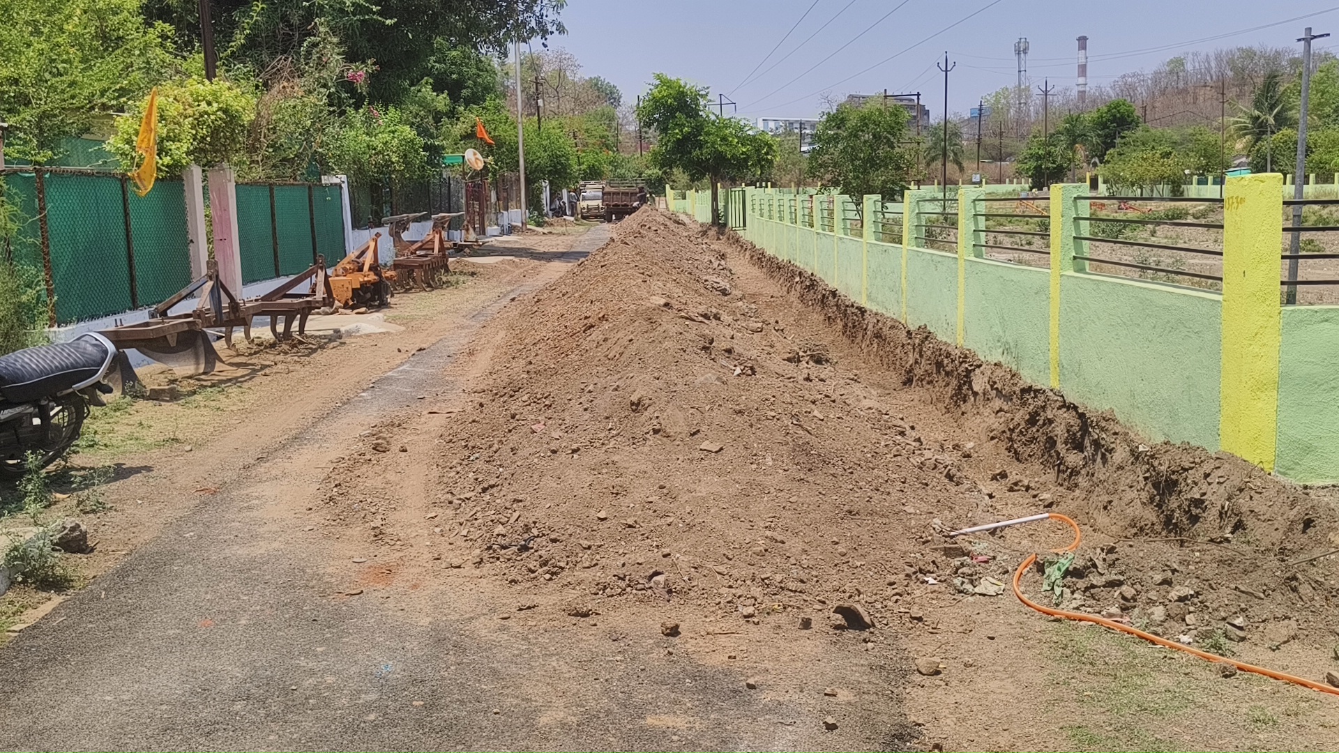 चार दिन से रोड पर मिट्टी डालकर रोड को किया जाम ठेकेदार द्वारा posted by Pradeep Singh from Nepa Nagar