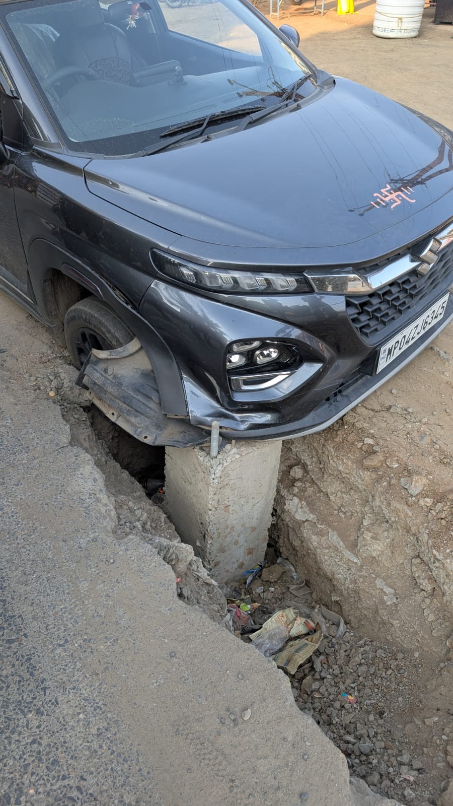 आमला में लापरवाही का खेल: निर्माणाधीन डिवाइडर से टकराई कार, नपा-ठेकेदार पर उठे गंभीर सवाललाखों के काम में लापरवाही, जनता की जान जोखिम में posted by Mohammad Asif Langha from Amla