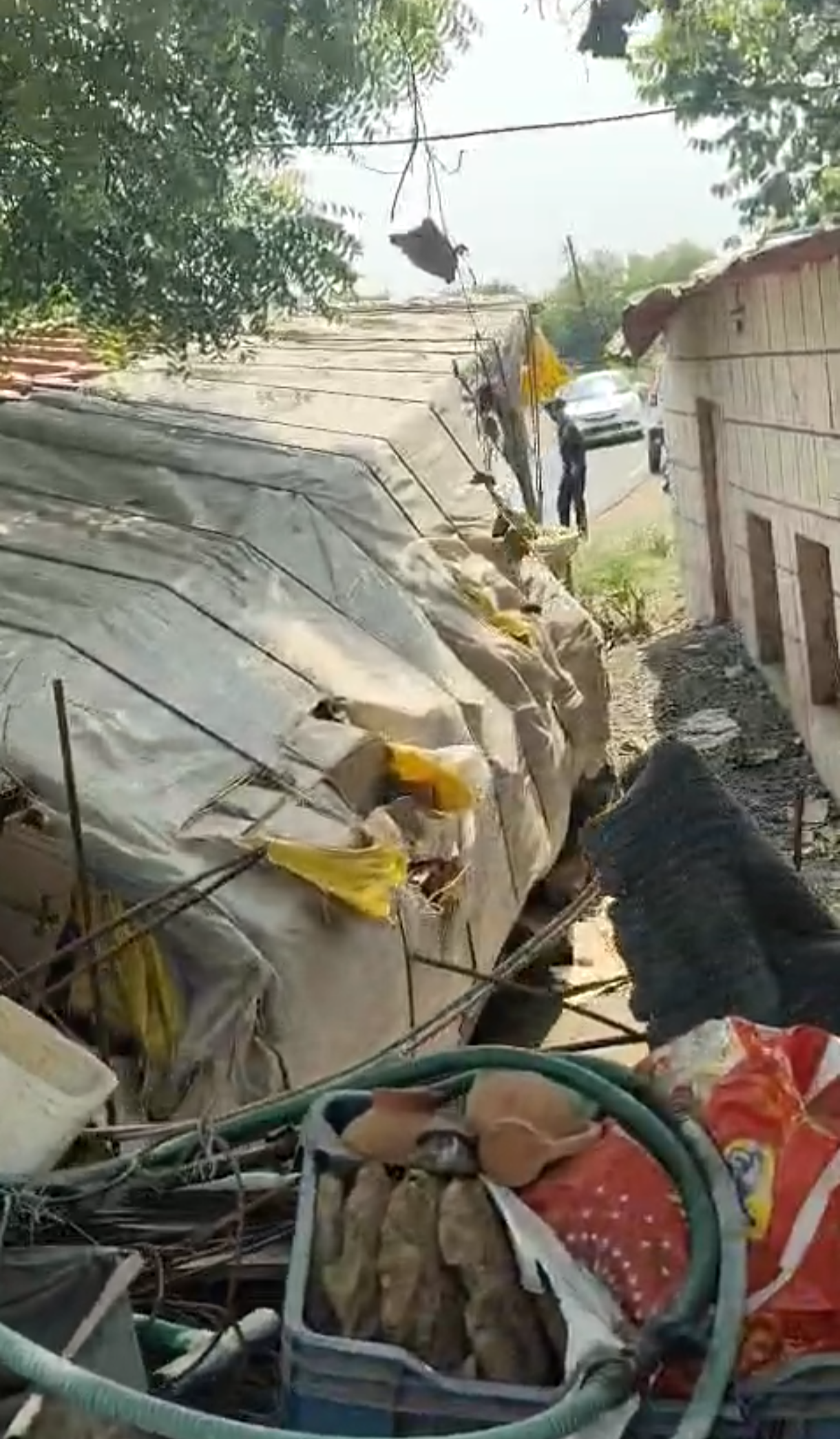 अवैध शराब से भरी गाड़ी पलटी