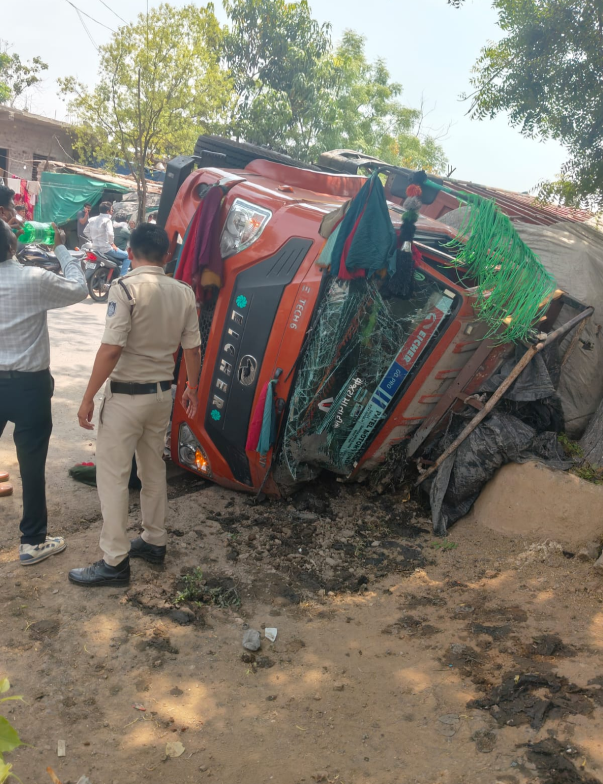 अवैध शराब से भरी गाड़ी पलटी